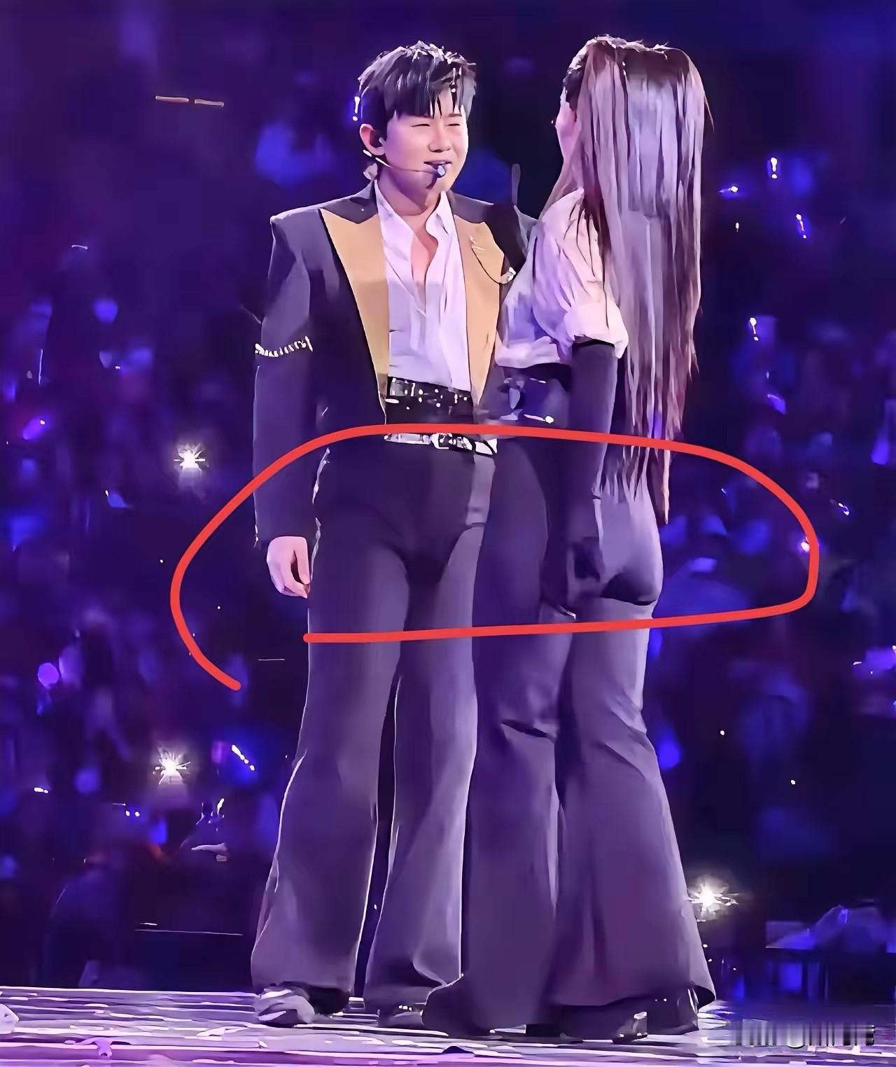 不好意思，我欣赏不了这夫妻俩一模一样的裤子！
裤子：我很冤，不是我的问题。