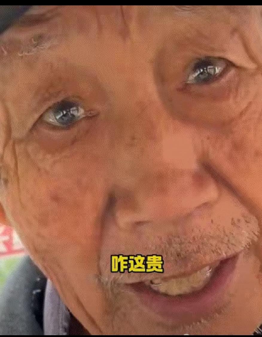 河南一女孩跟爷爷念叨想买“苹果18”，爷爷张口就嫌贵。孙女正纳闷老人还挺懂数码行