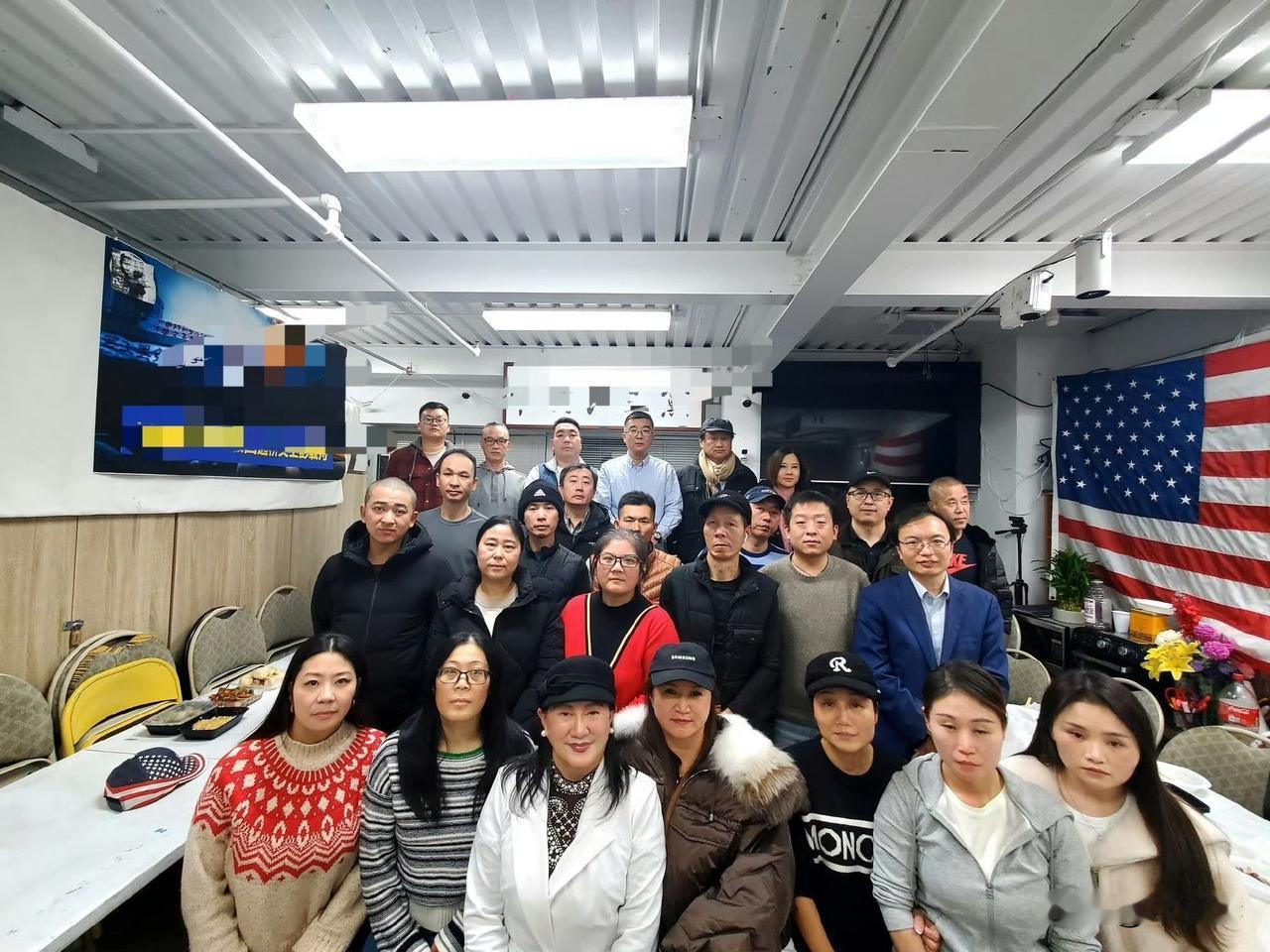 一屋子的高端人才啊！房间太小了，还是用手机的广角镜头拍的，不然都拍不全。边上的人