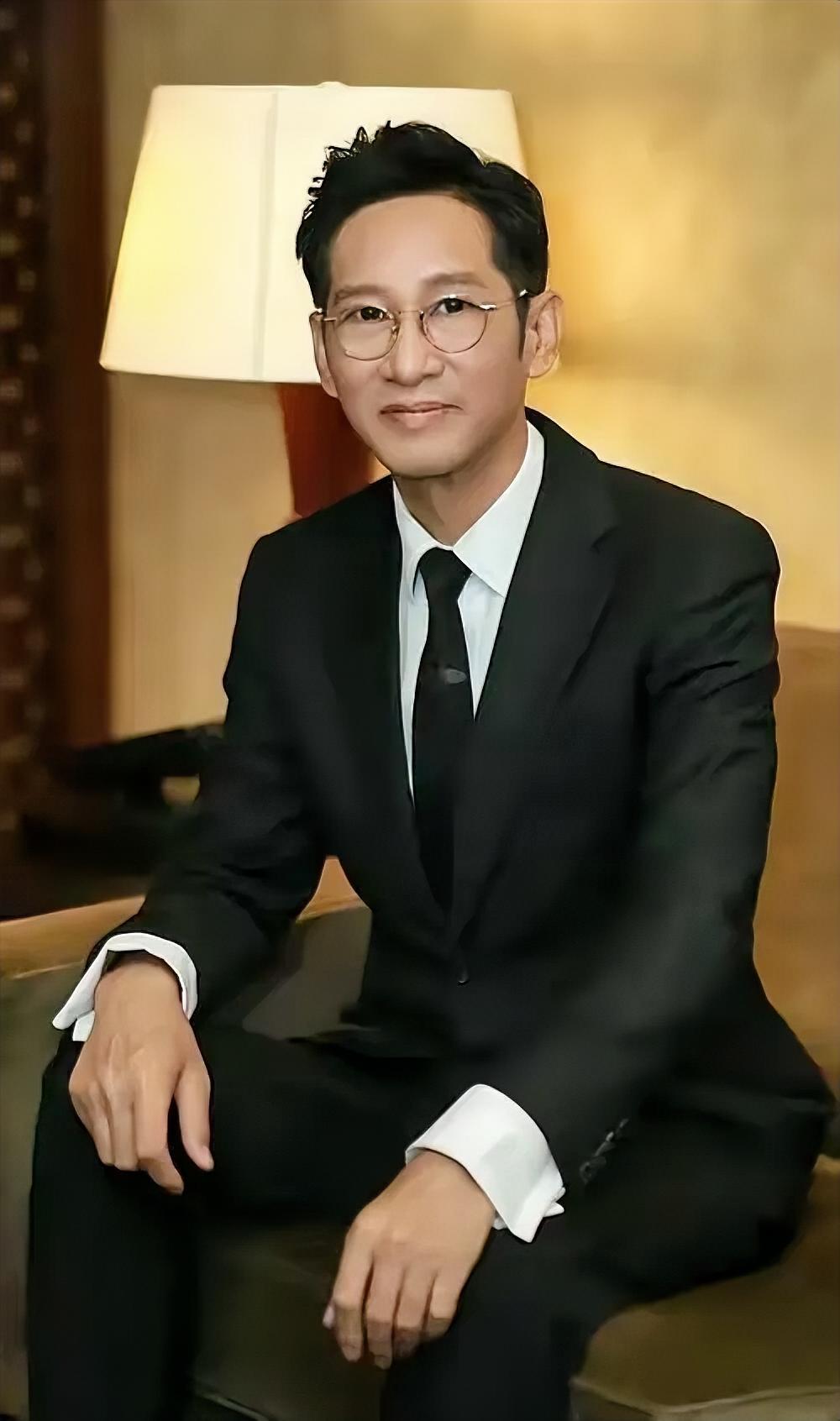 演员王劲松，今年五十八，无儿无女，没有结过婚。有记者问他，不想找个人共度余生吗，