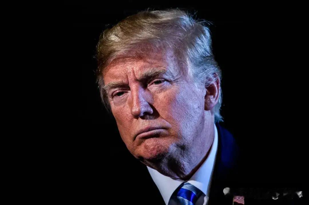 航母压境与悄悄话并行的中东棋局，大战随时可发？美军林肯号带着一群“带刀护卫”驶向