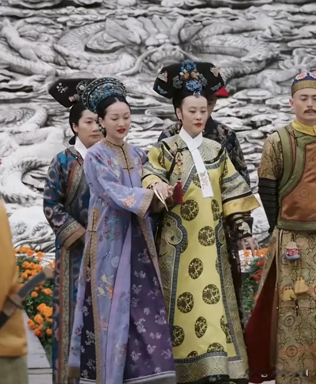 如懿从来没想过报复太后就挺离谱的，太后杀她姑母，当众羞辱，让皇上送她进冷宫。

