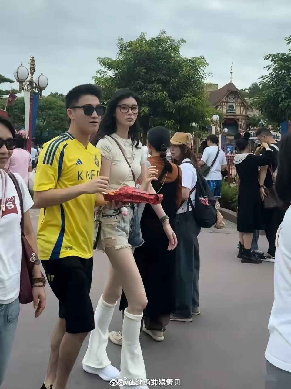 天啊，奚梦瑶现实中真的好突出，难怪何猷君会倾心与她。 