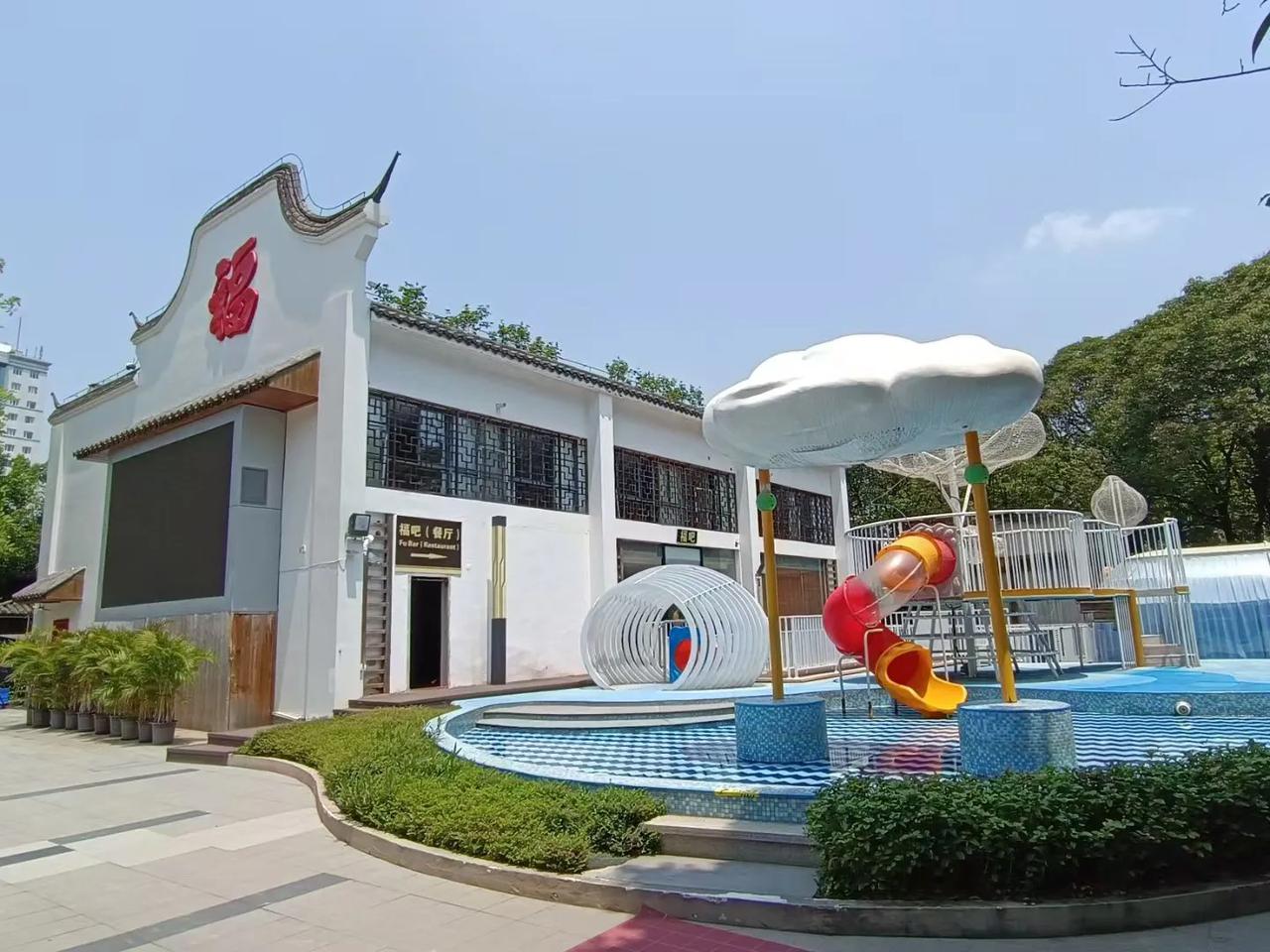 古色古香的八角井‌，在流水潺潺中延续千年温泉文化‌‌。
泡入一池温泉，听风打树梢