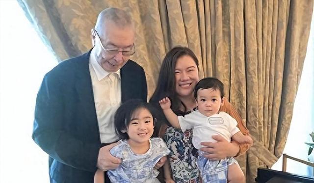 两位音乐大师，男78岁，女41岁，2017年在美国结婚，81岁生女，84岁生子，