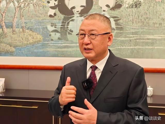 他34岁身居高位，是前途无量的四川宜宾常务副市长，本该稳步晋升、安享顺遂人生，却