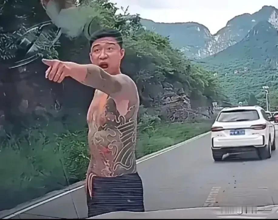 纹身男肠子都悔青了[尬笑]！！他开着一辆没有牌照的奥迪车，想强行加塞。

没有想