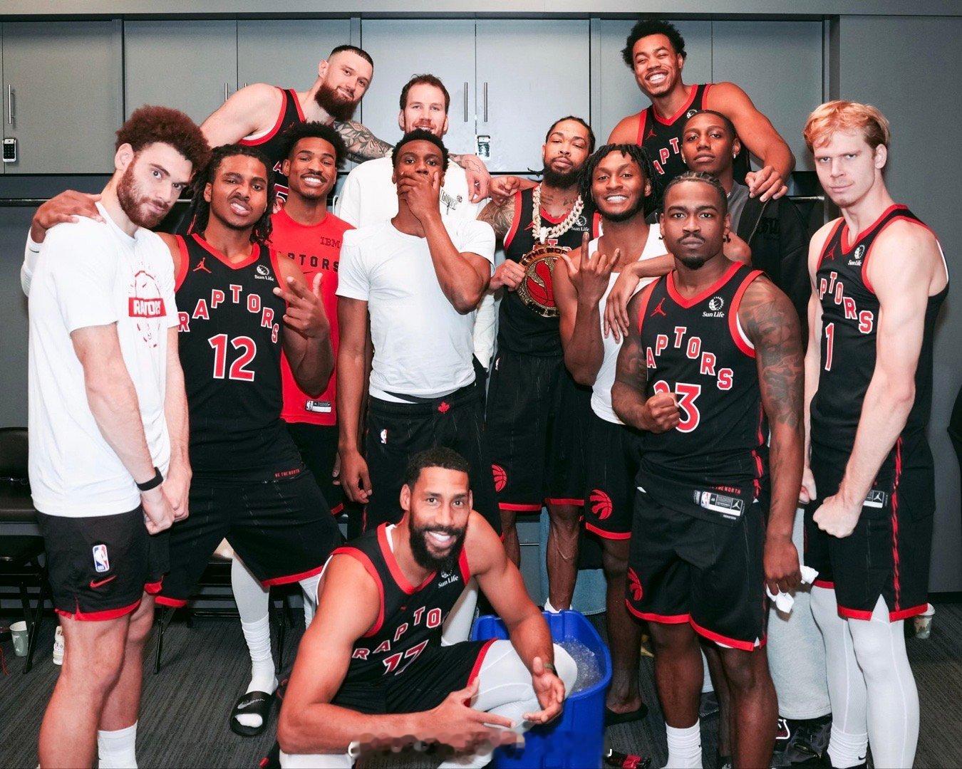 赛后合照，巴恩斯笑得很欢英格拉姆