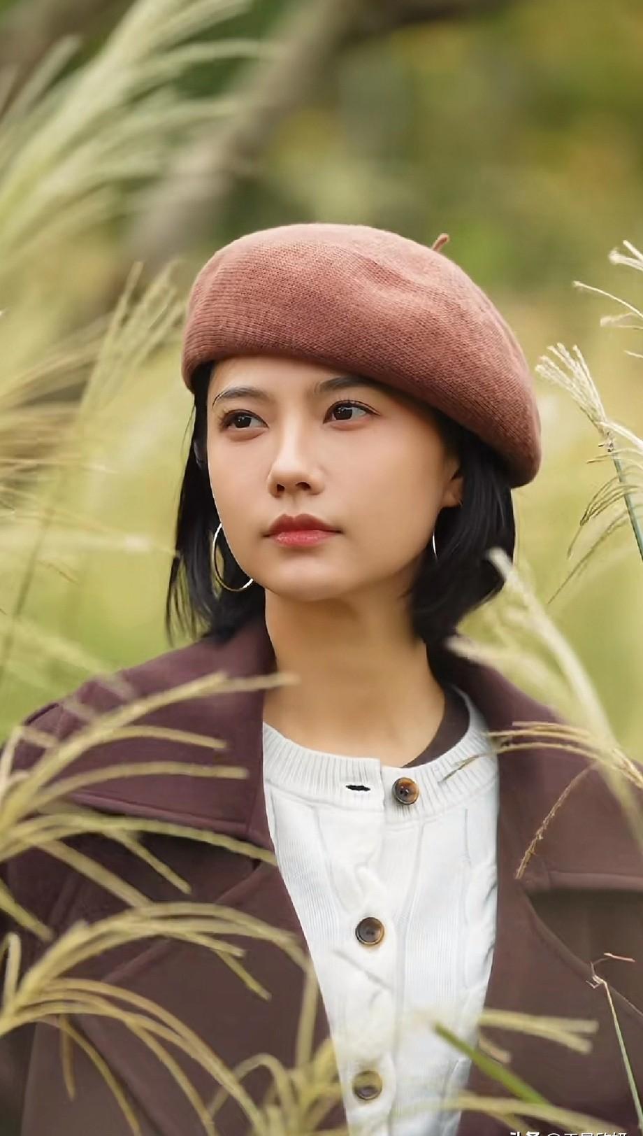 姜佩瑶这演技，真不是盖的。
《好事成双》里田宝珍一出来，观众就炸了。
5亿话题阅