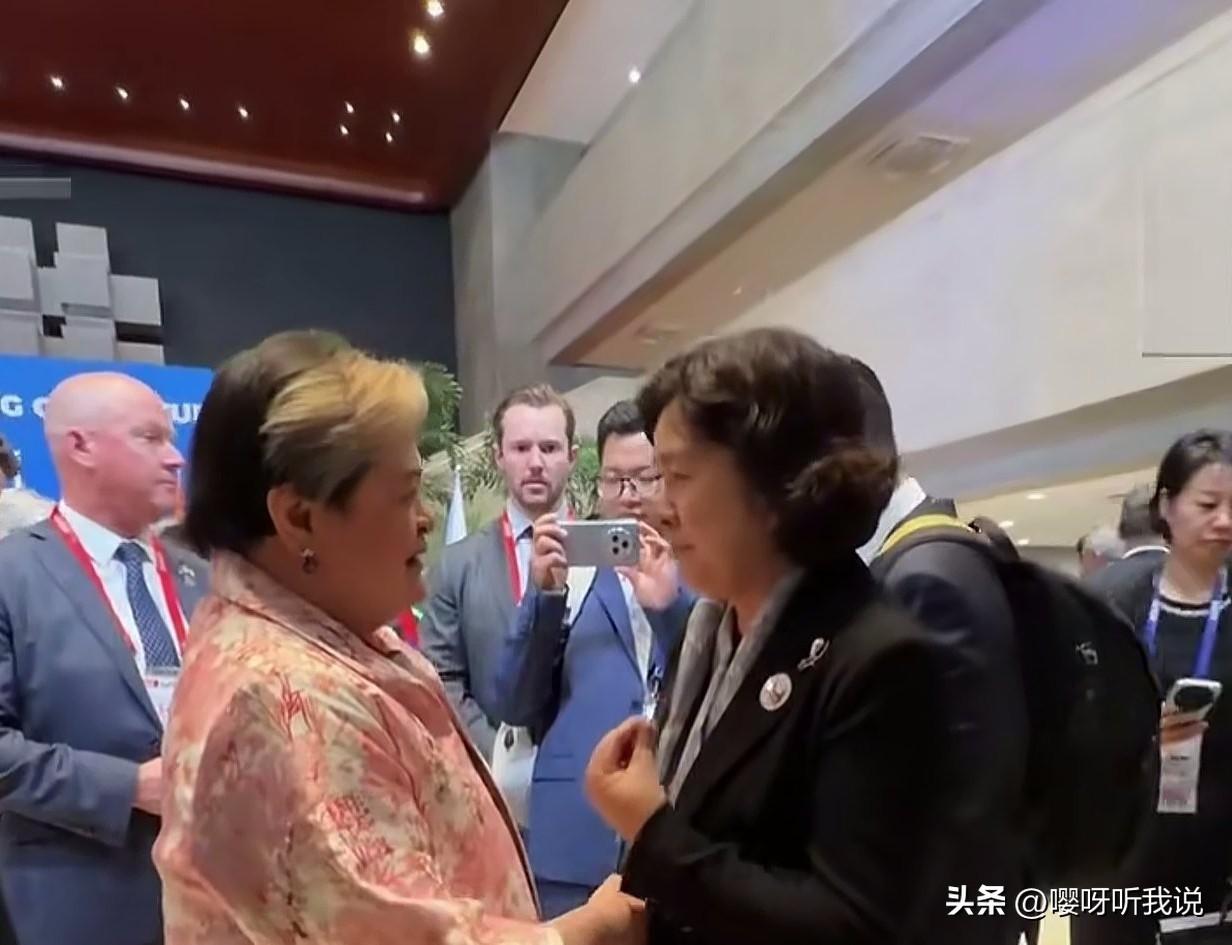 RT的“镜头语言”似乎是这样的:

领导飞下一场盛会了，这里我现在来负责！

你