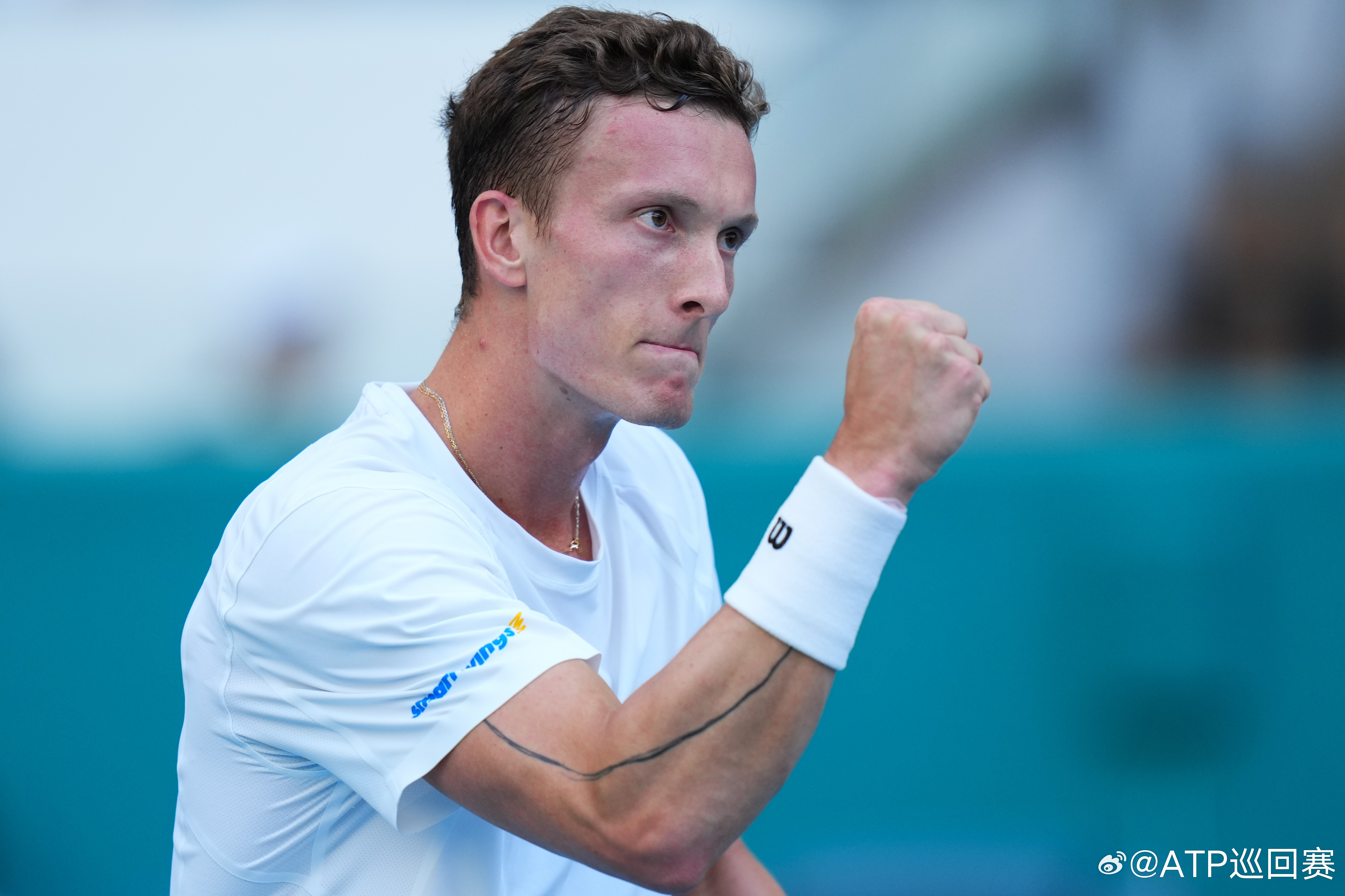 即时战况：ATP1000迈阿密大师赛首场半决赛，莱赫卡6-2拿下首盘，大比分1-