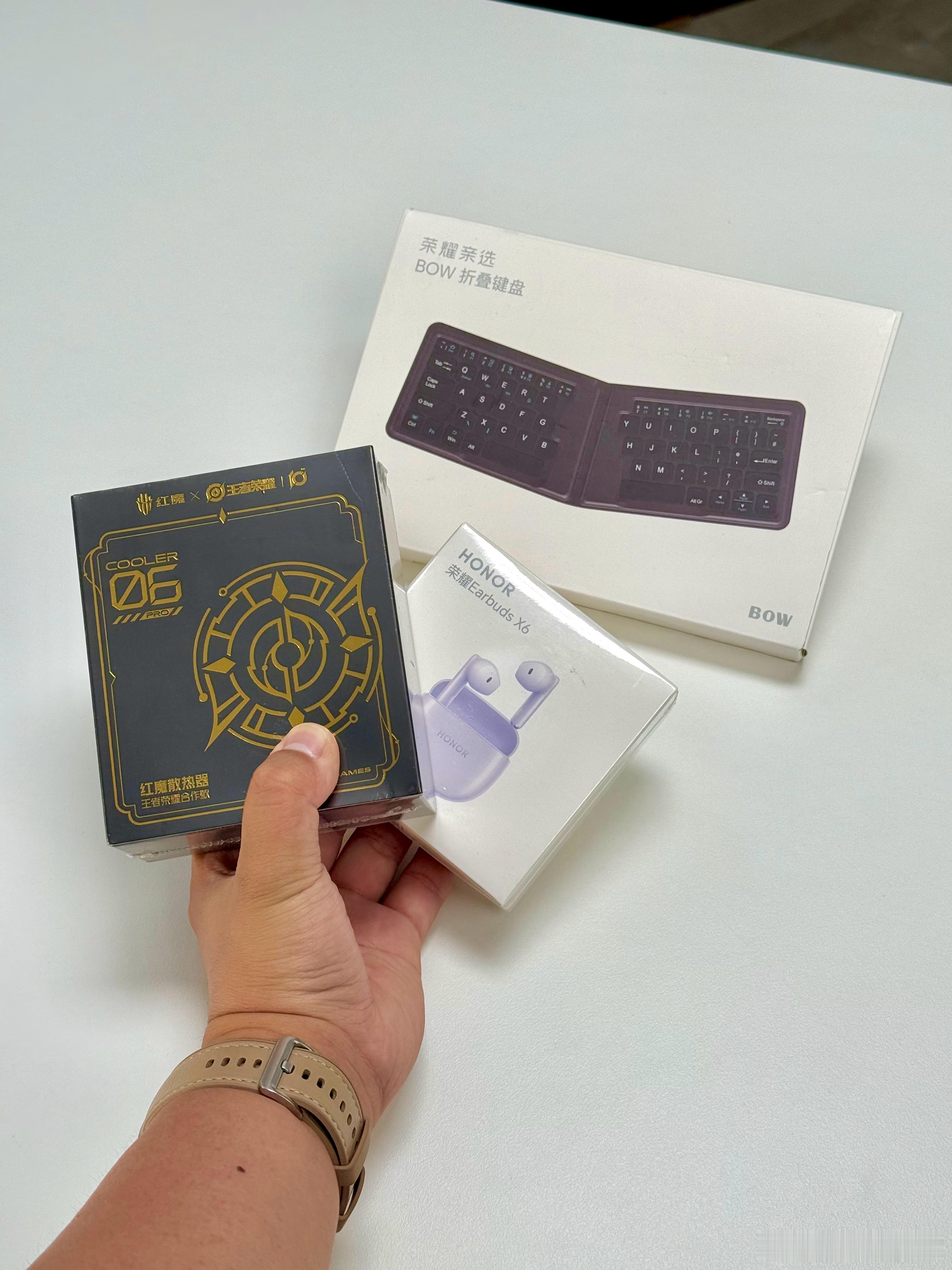 来，送几个哥从ChinaJoy带回来的礼物给大家，「荣耀亲选折叠键盘」、「荣耀E