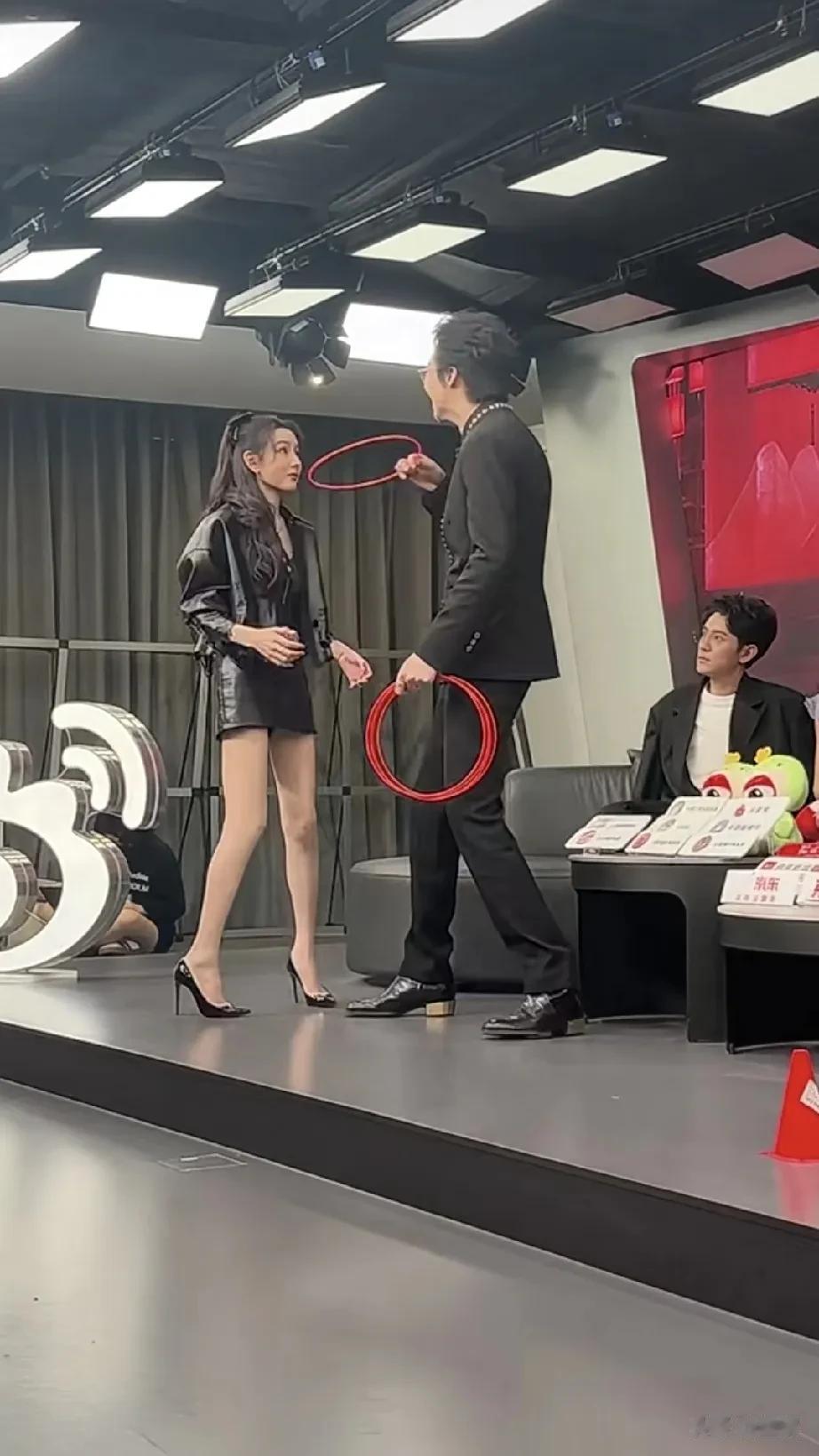 宋祖儿刘宇宁做游戏