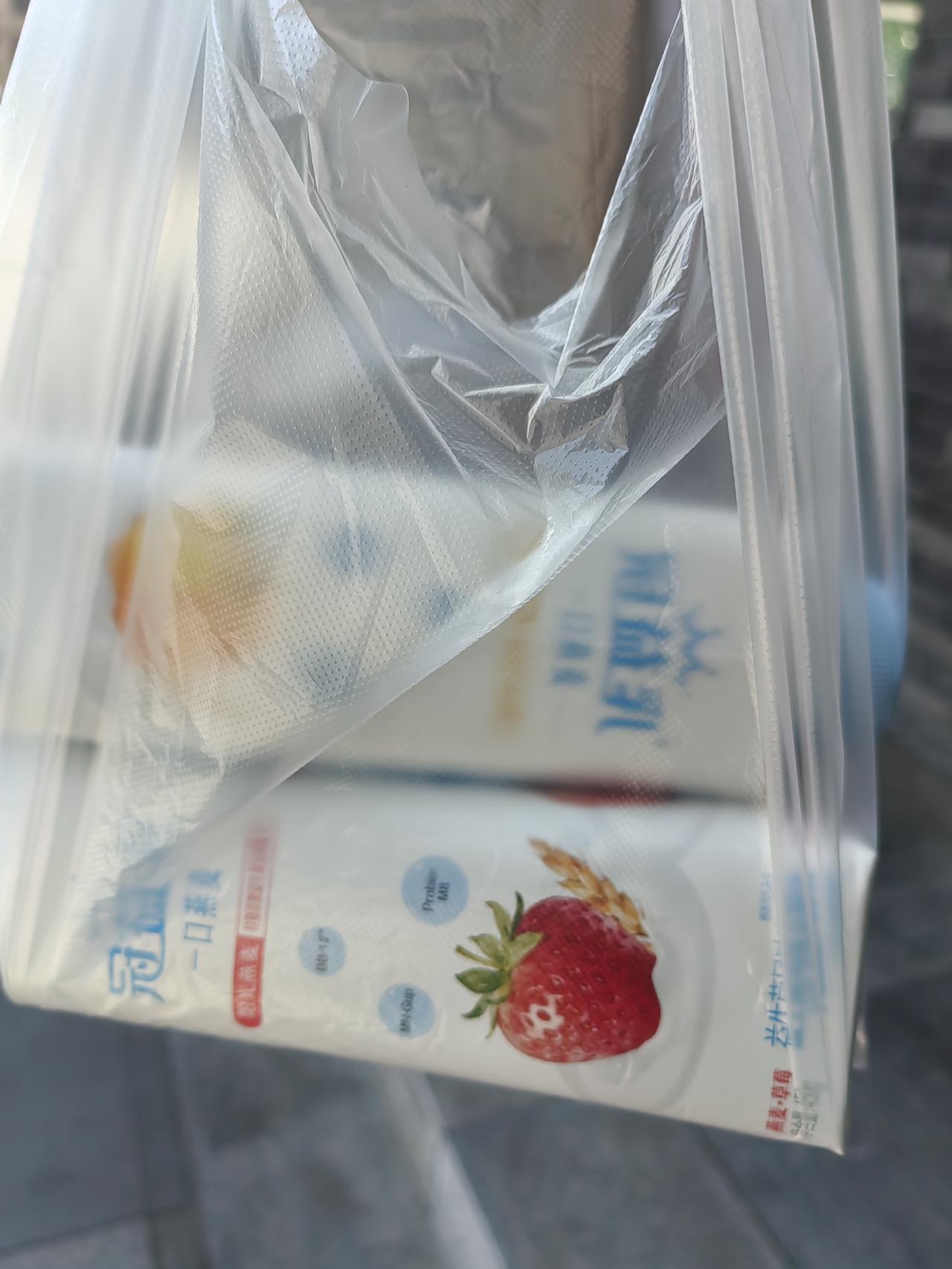 逛逛老街，在大召寺门口看看。前年游甘青大环线，西宁的塔尔寺在行程之内，我都没进去