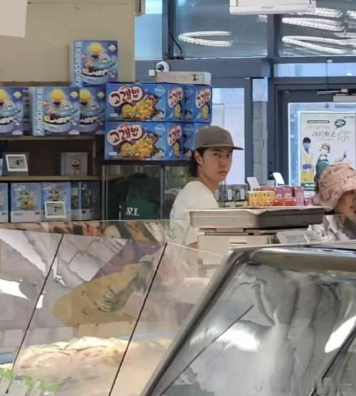 王一博温哥华逛超市被偶遇网友温哥华偶遇王一博 王一博素颜现身超市，轻松推着购物车