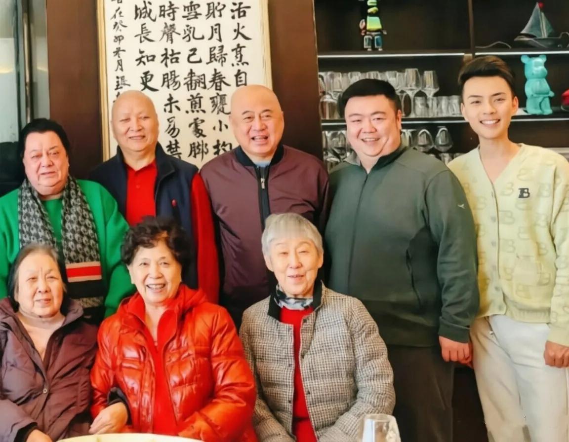 这张老照片里，我只认出了相声表演艺术家李金斗老师，和国家一级相声演员石富宽老师。
