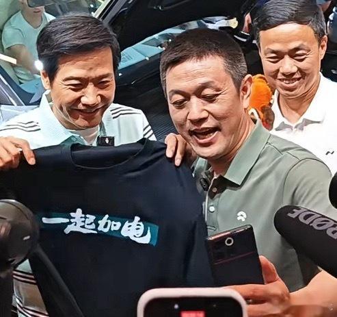 雷总开启逛展模式，打卡蔚小理展台，还给李斌、何小鹏、李想送了定制 T恤哈哈哈，有