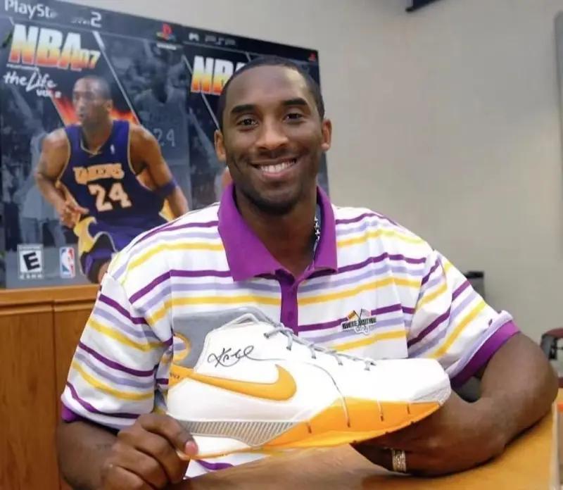 【19年前的今天科比季后赛空砍50分，上脚白黄色Kobe 1】19年前的今天，即