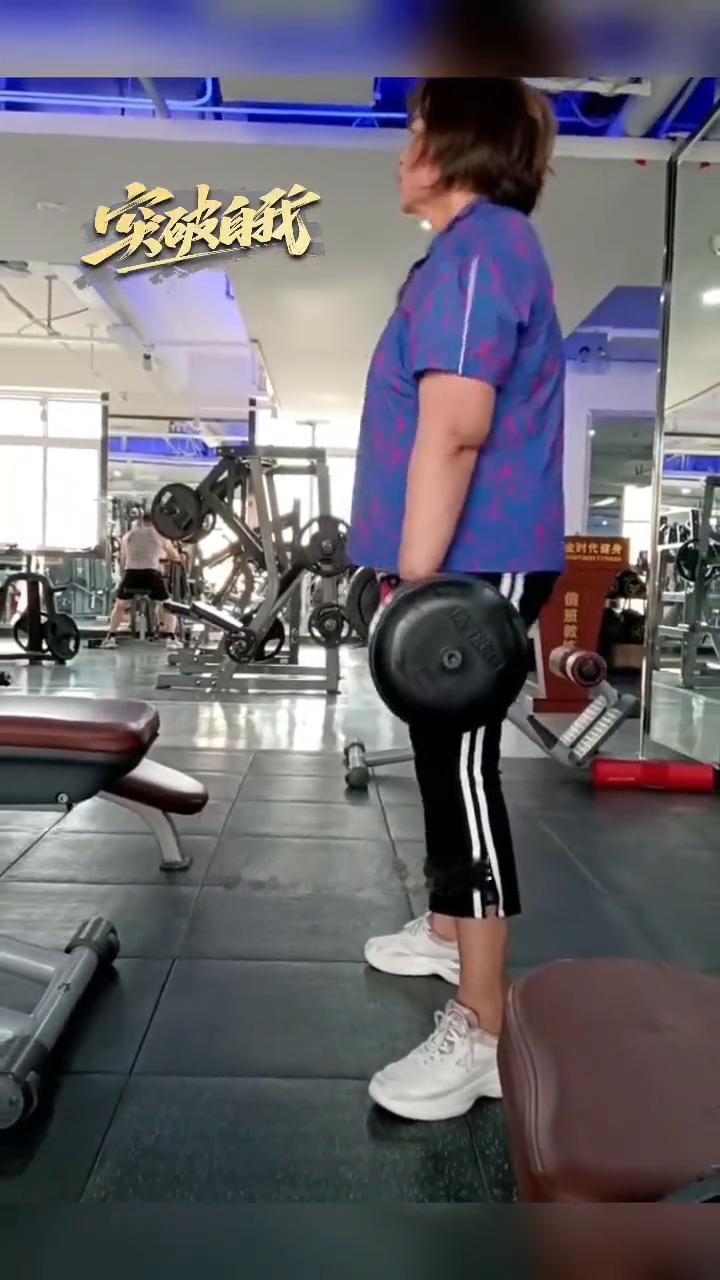 突破解折。
多和勤奋的人携手，让自己变得自律。多和真诚的人同步，让自己的世界没有