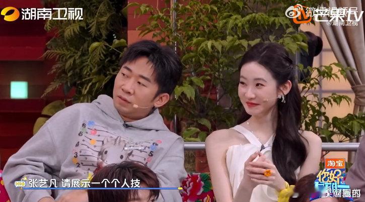 张艺凡也玩上抽象了  在即兴小剧场游戏环节，在被问到让她展示个人技时，张艺凡水灵