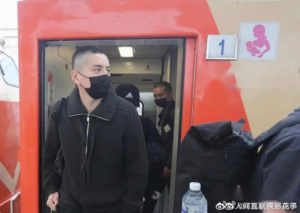 王大陆剃寸头了王大陆剃寸头，好吓人的样子…… ​​​