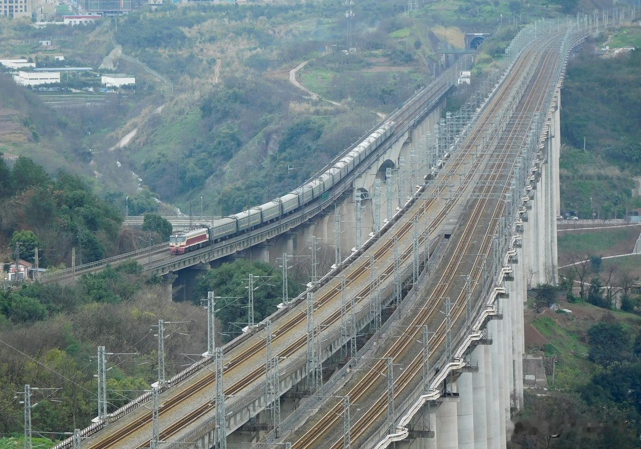 2019年2月，重庆北到济南的K16次列车通过井口嘉陵江特大桥，右边是新井口嘉陵