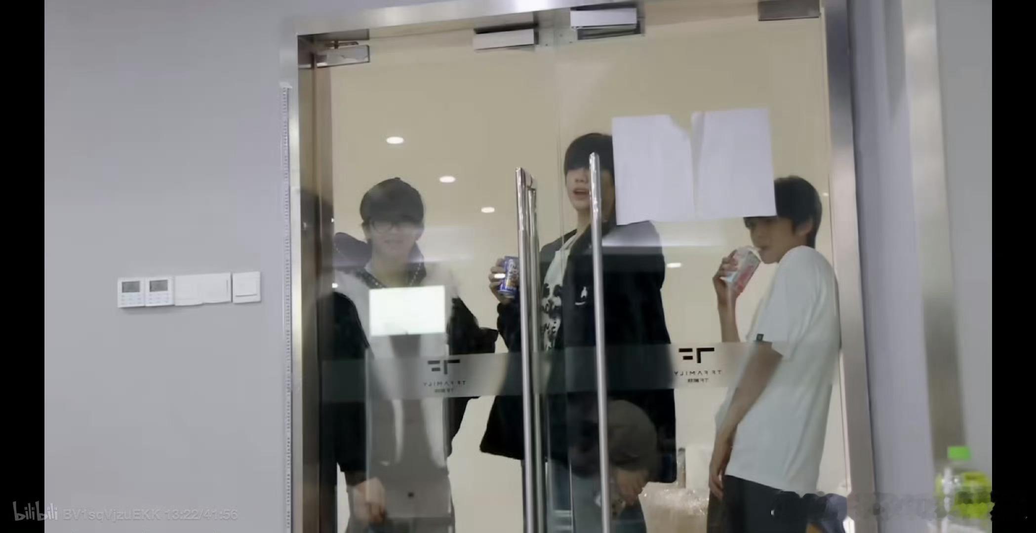tg 陈奕恒陈浚铭张函瑞看桂文跳舞[笑而不语] ​​​