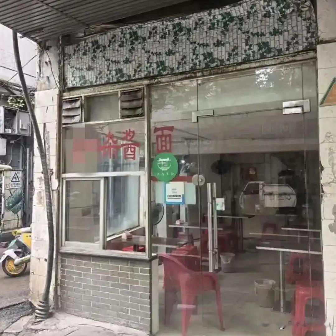 太离谱了！

江西南昌的孙女士，中午去一家苍蝇面馆吃牛肚面。

当时穿了一件浅色