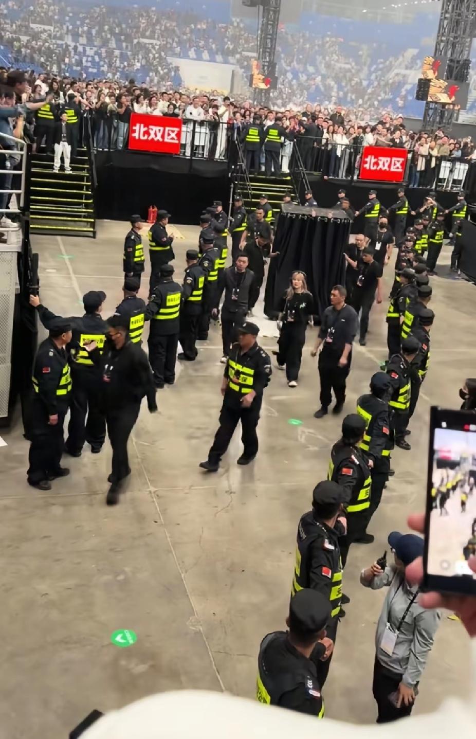 陈小春在哈尔滨的演唱会本想制造一点轰动效应，结果现场歌迷没有给面子，一个个的面面