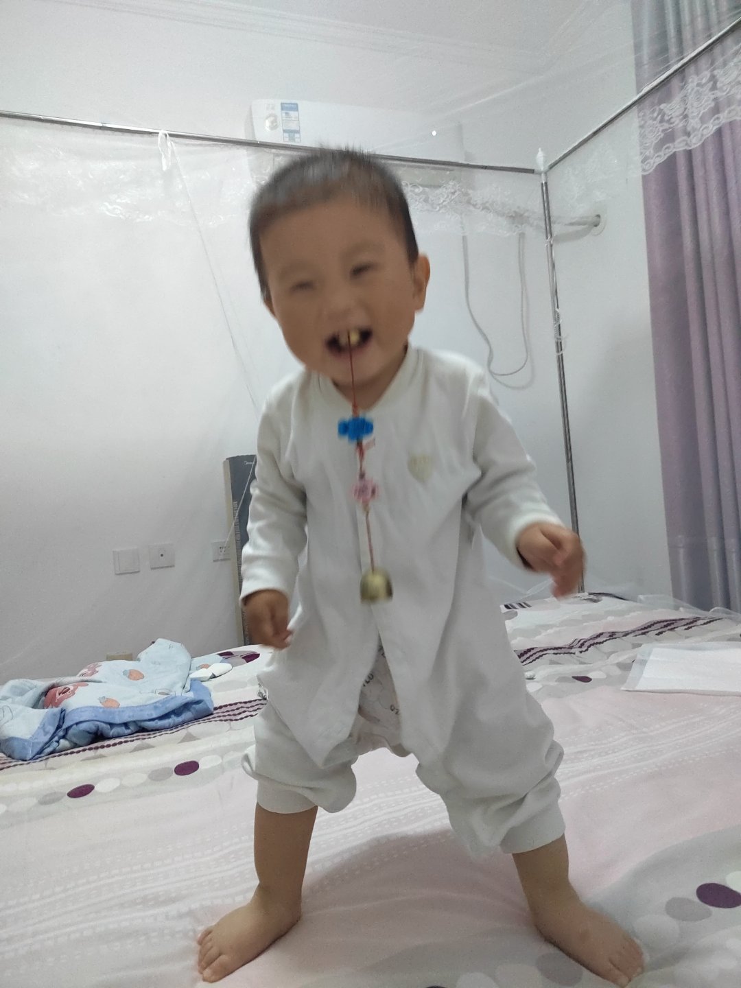 我的崽崽真勤快昨天晚上十一点半睡的今天早上七点半起的醒来就咣咣咣跺床把大家都喊醒