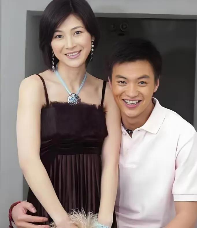 12年前，身家50亿的温州首富周旭辉，背着原配老婆，看上了演李云龙老婆的童蕾。在