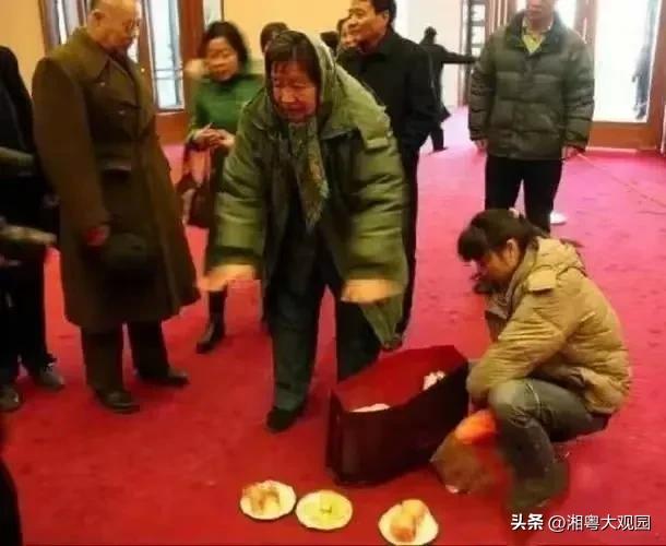 这是李讷晚年时，用传统的方式在毛主席纪念堂祭祀父亲时拍的照片！老照片

李敏是毛
