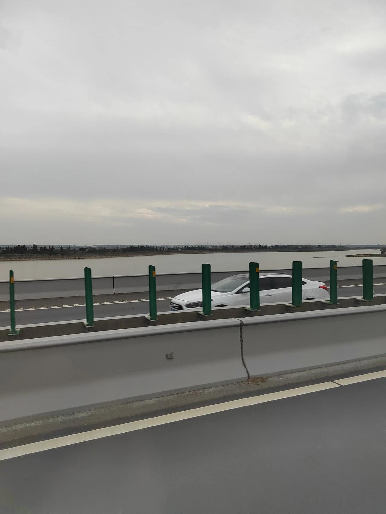 车窗外的抚河，还是实地接触为好

人在车内，奔波三百余里，之前还在旅游地走了大几