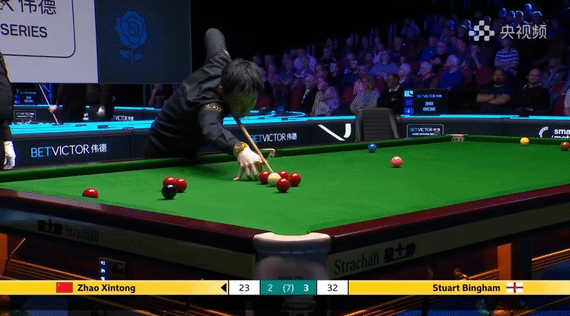 赵心童送“大礼”，宾汉姆“笑纳”……斯诺克威尔士公开赛1/8决赛，赵心童2-4不