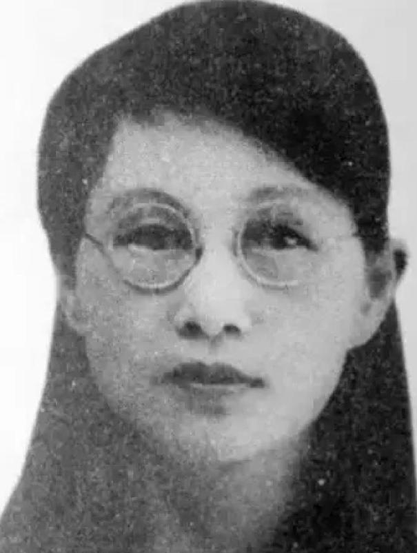 1909年，16岁的白薇与婆婆发生争执，丈夫竟然抄起板凳砸向她的背，婆婆见她倒下