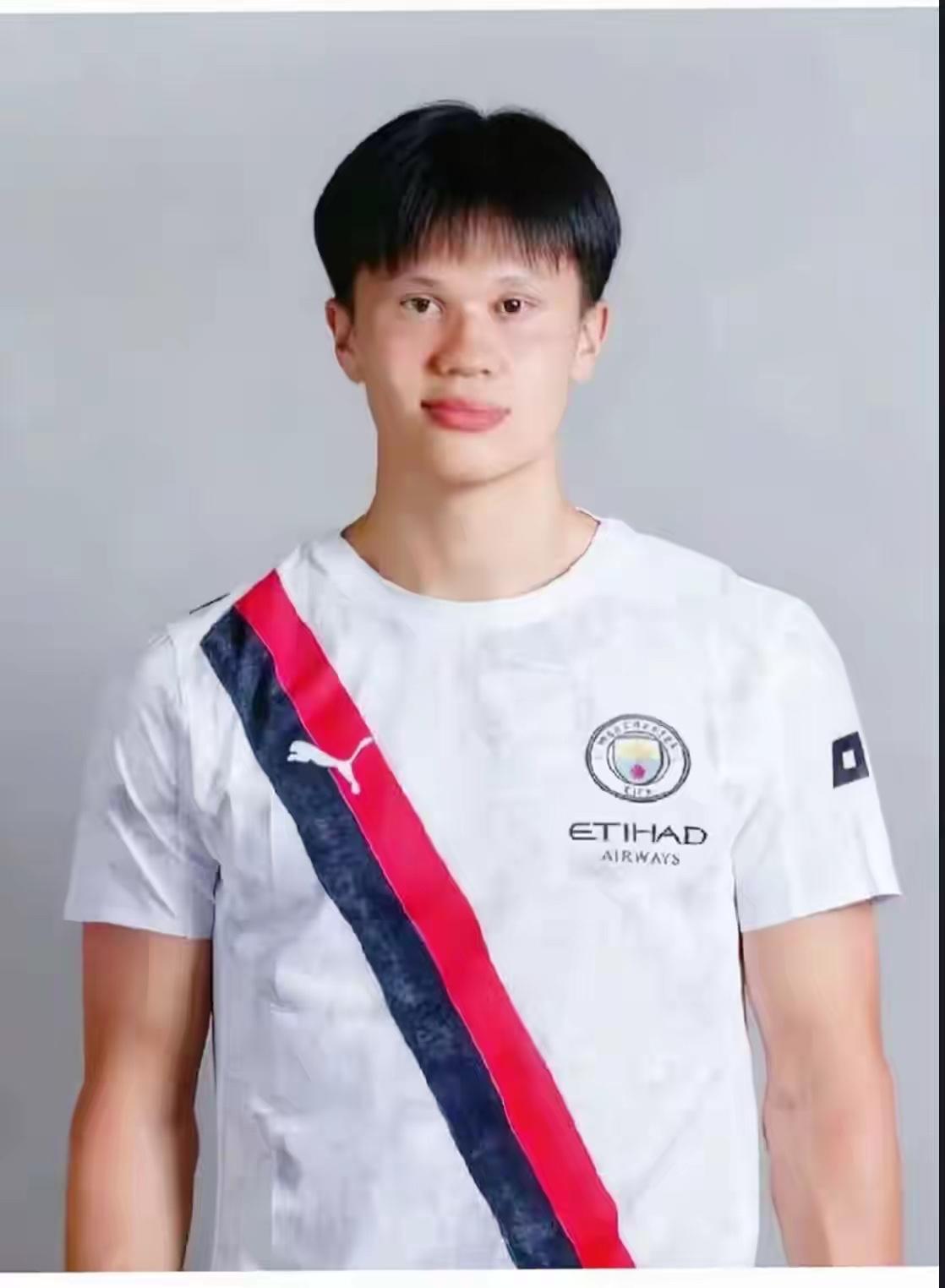 美颜软件用多了，就忘记自己长什么样了。镜子都不用了，不是不好用，而是怕看见真正的
