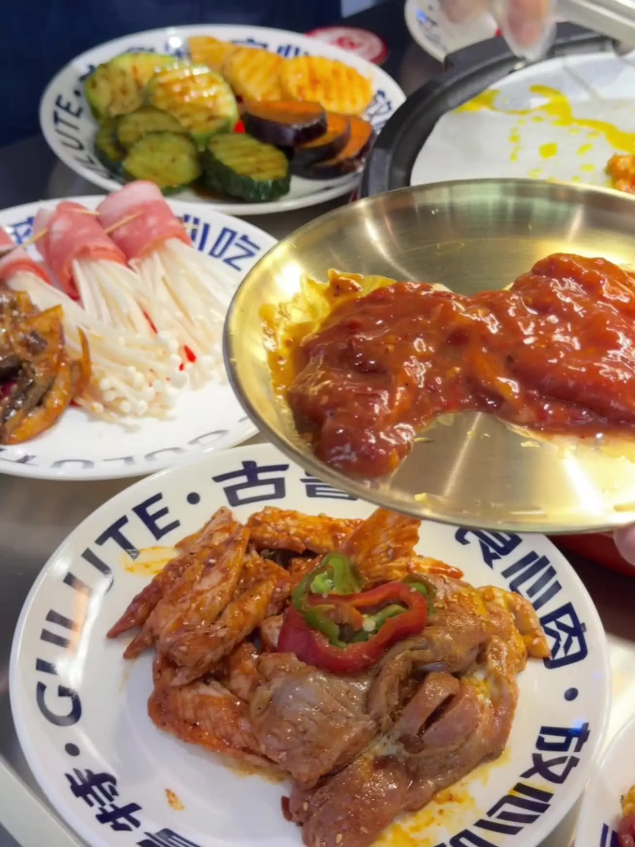 00后美女创业古鲁特烤肉店 几十块实现烤肉自由，品种丰富应有尽有美女老板