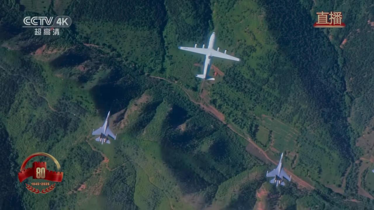 有些不知是哪所幼儿园的毕业生非说这个画面是卫星拍的，把我都整郁闷了。
看好了啊，