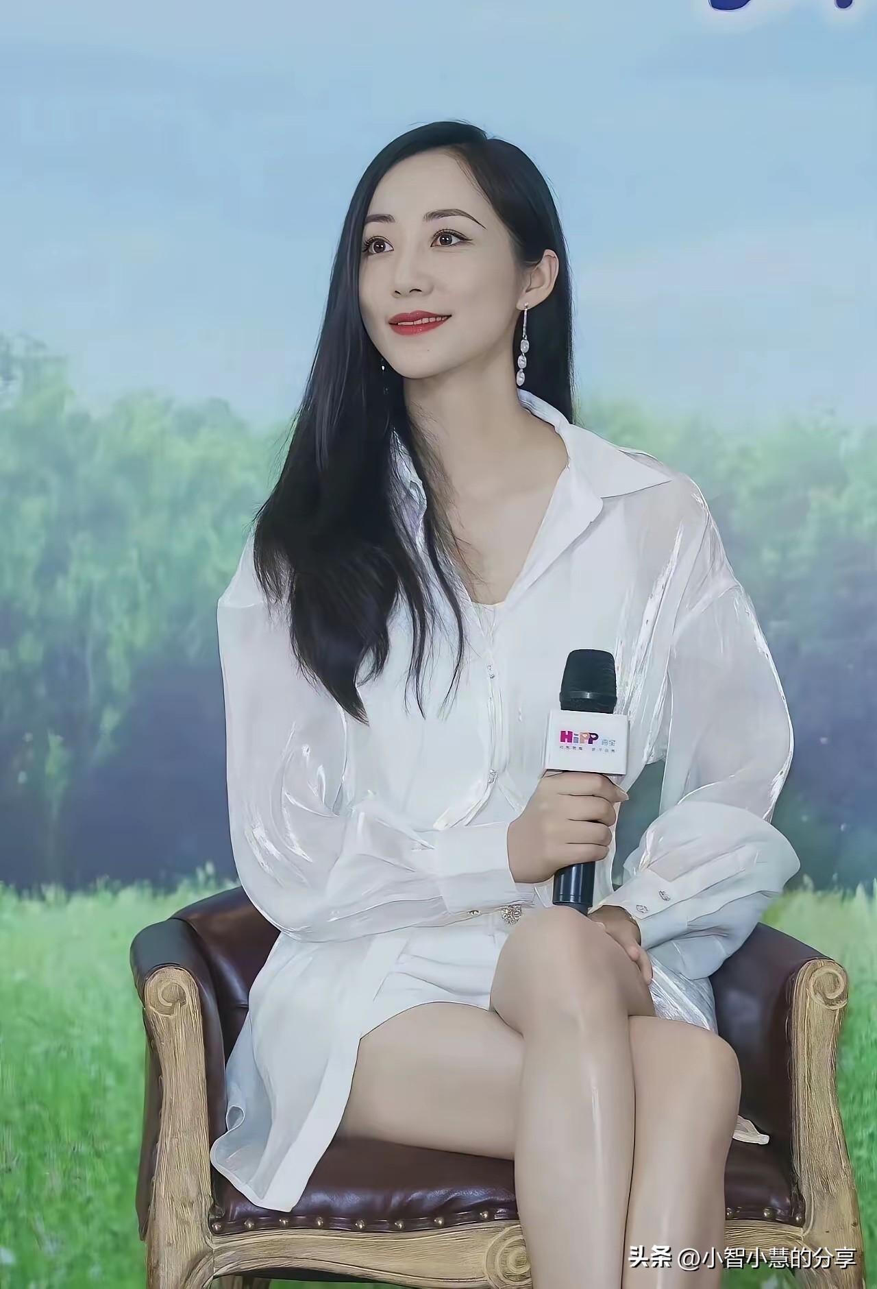 这位拿着话筒坐在舞台上的女演员好漂亮，颜值比景甜高，43岁了身材还这么好，关键是