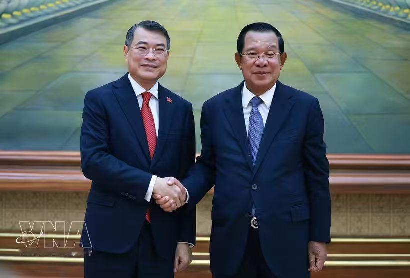 这就对了！黎明兴到柬埔寨访问，不忘跑去拜会洪森。

洪森是柬埔寨政坛的核心人物，