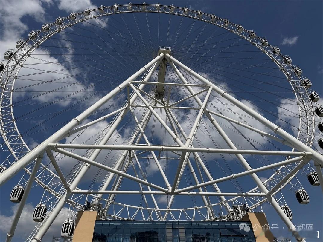 魅力丹江口  草坪如画、广场焕新！沧浪之星摩天轮“五一”惊艳亮相 随着五一假期渐