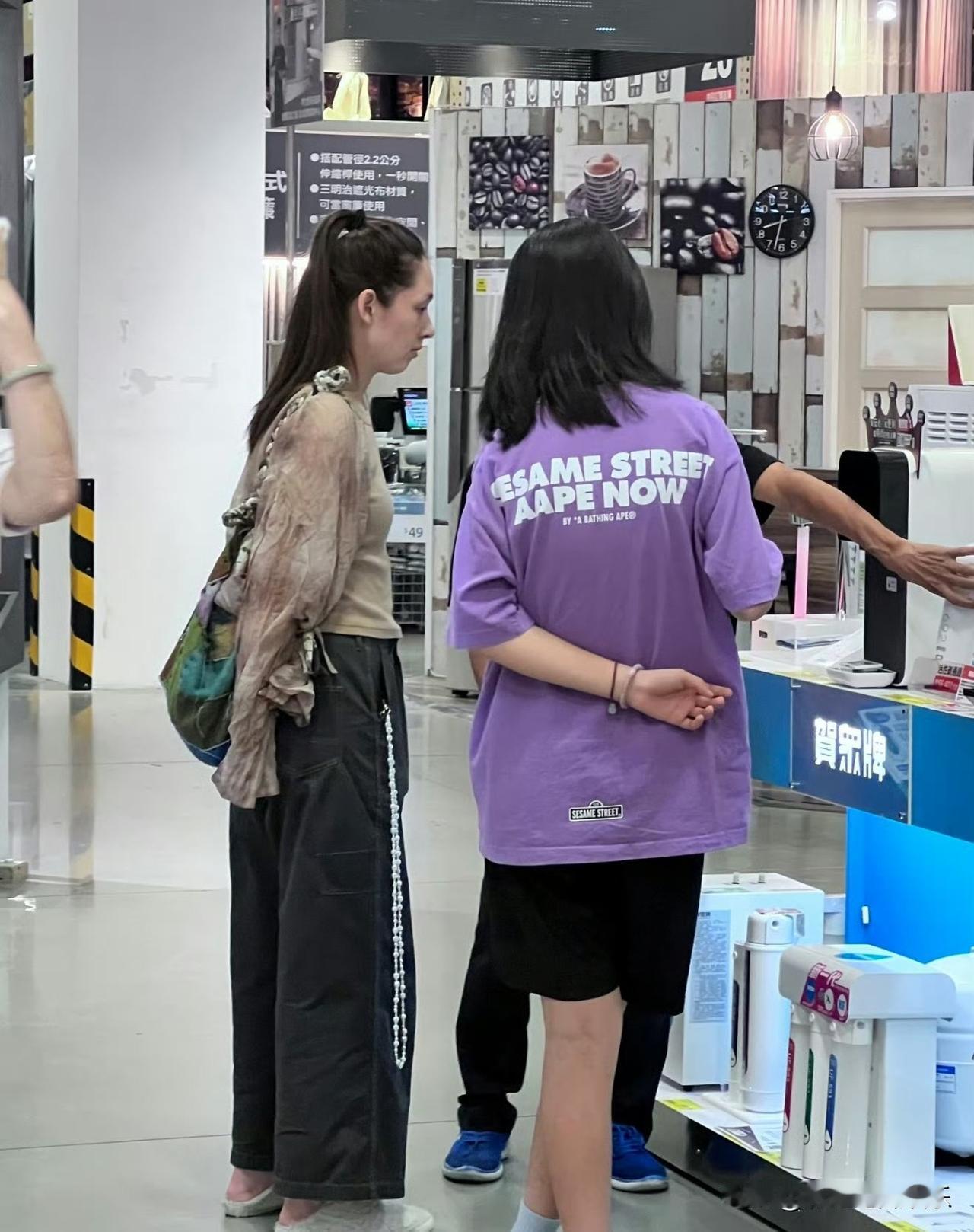 向家是不是真的没钱了，郭碧婷现在完全没有星味，头发随便绑个马尾辫，衣服裤子都是皱