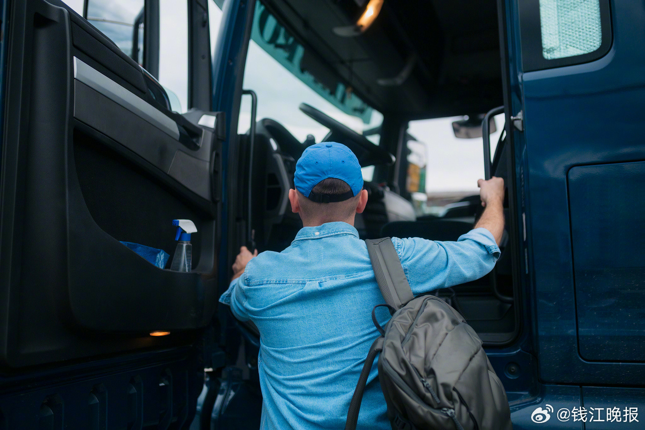 【#3800万货车司机驾照被续3年#】60岁的危险品货运司机边洪建，刚刚给自己的