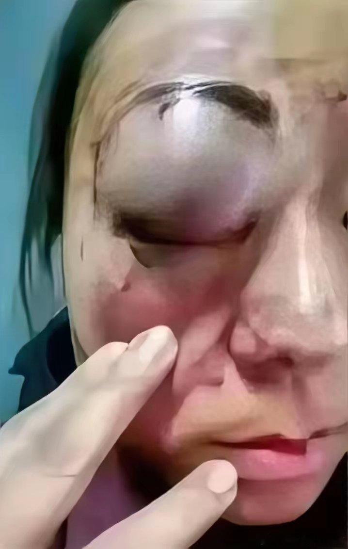 浙江，一女孩停车场停车违规，被堵车主连打30多个电话，她一个电话都不接。等她出来
