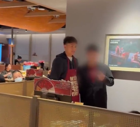 球迷火锅店偶遇李昊，李昊送上合影并分享自己的小料配方、菜单