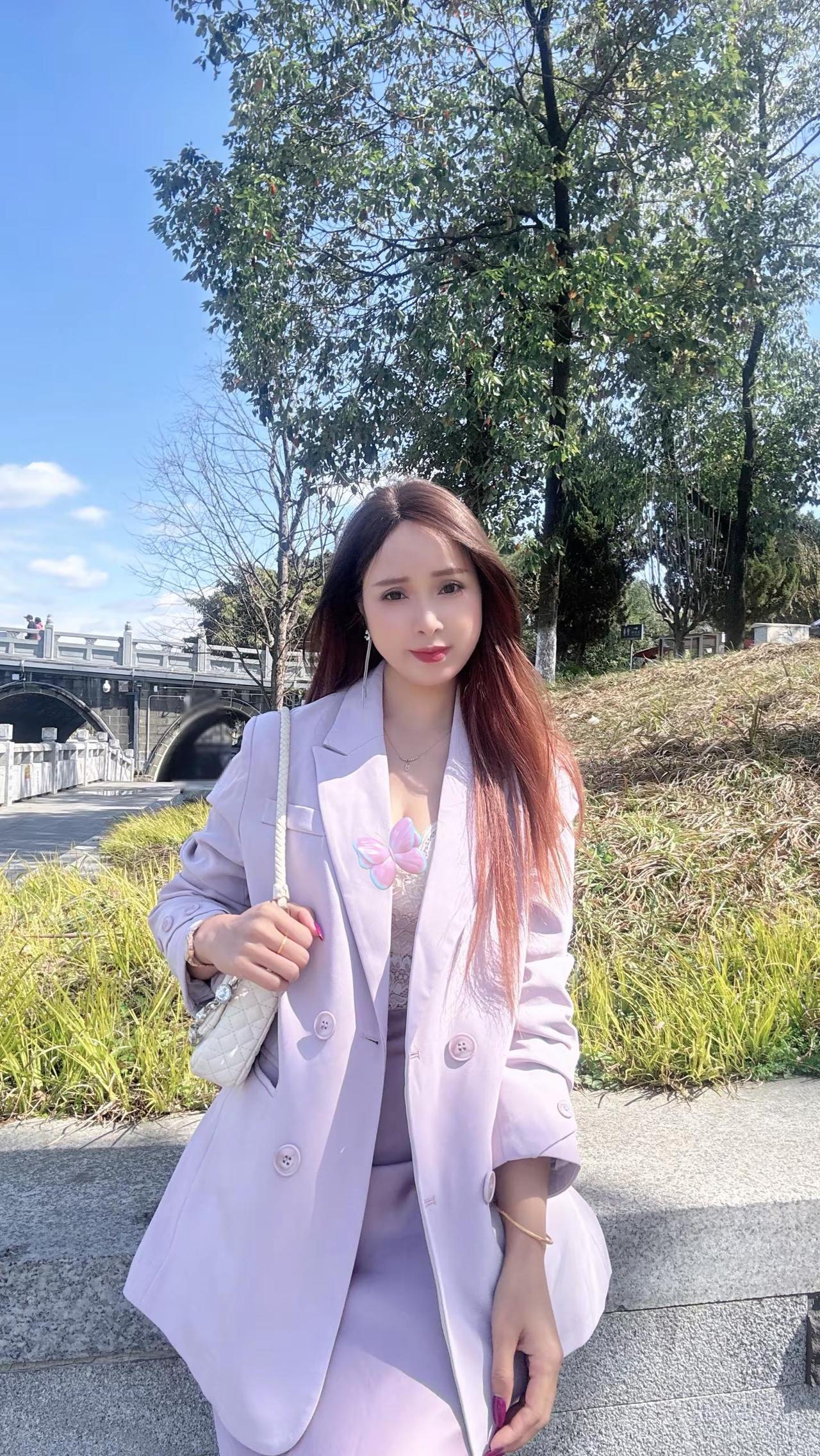 我穿不了碎花裙，做不了那娇滴滴的女子，就我这般冷清之人，又怎懂polo衫的深情，