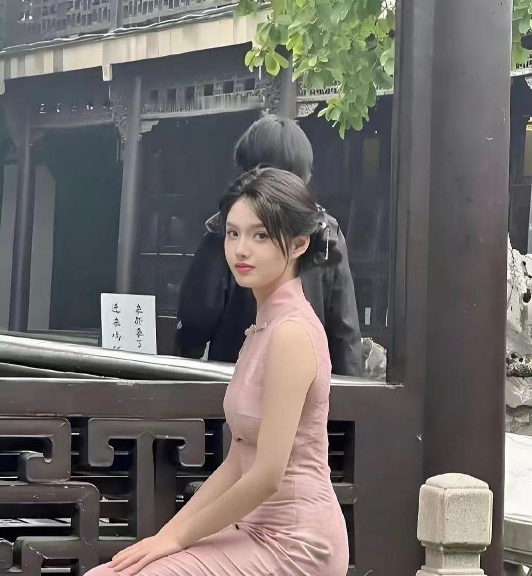 在路人看来，艾米才17岁，就长这样，你觉得她能火吗？ ​​​