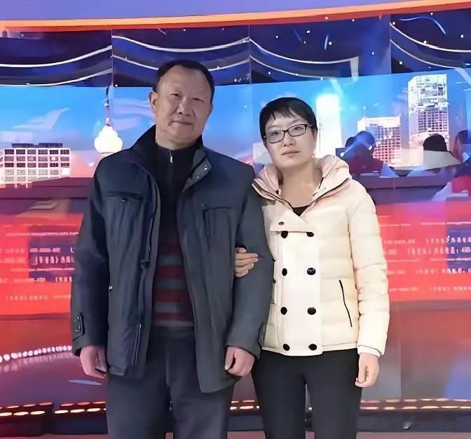 湖北山区女孩高考落榜去端盘子，陌生顾客当场掏钱供她复读，12年后她当上律师，恩人