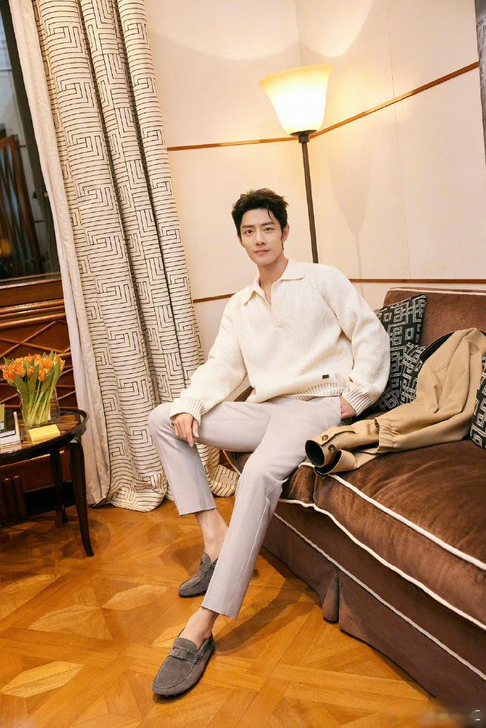 #肖战晚宴的衣服穿到了机场# 同一件衣服，穿出了两种不同的风格，百变的肖战[抱一
