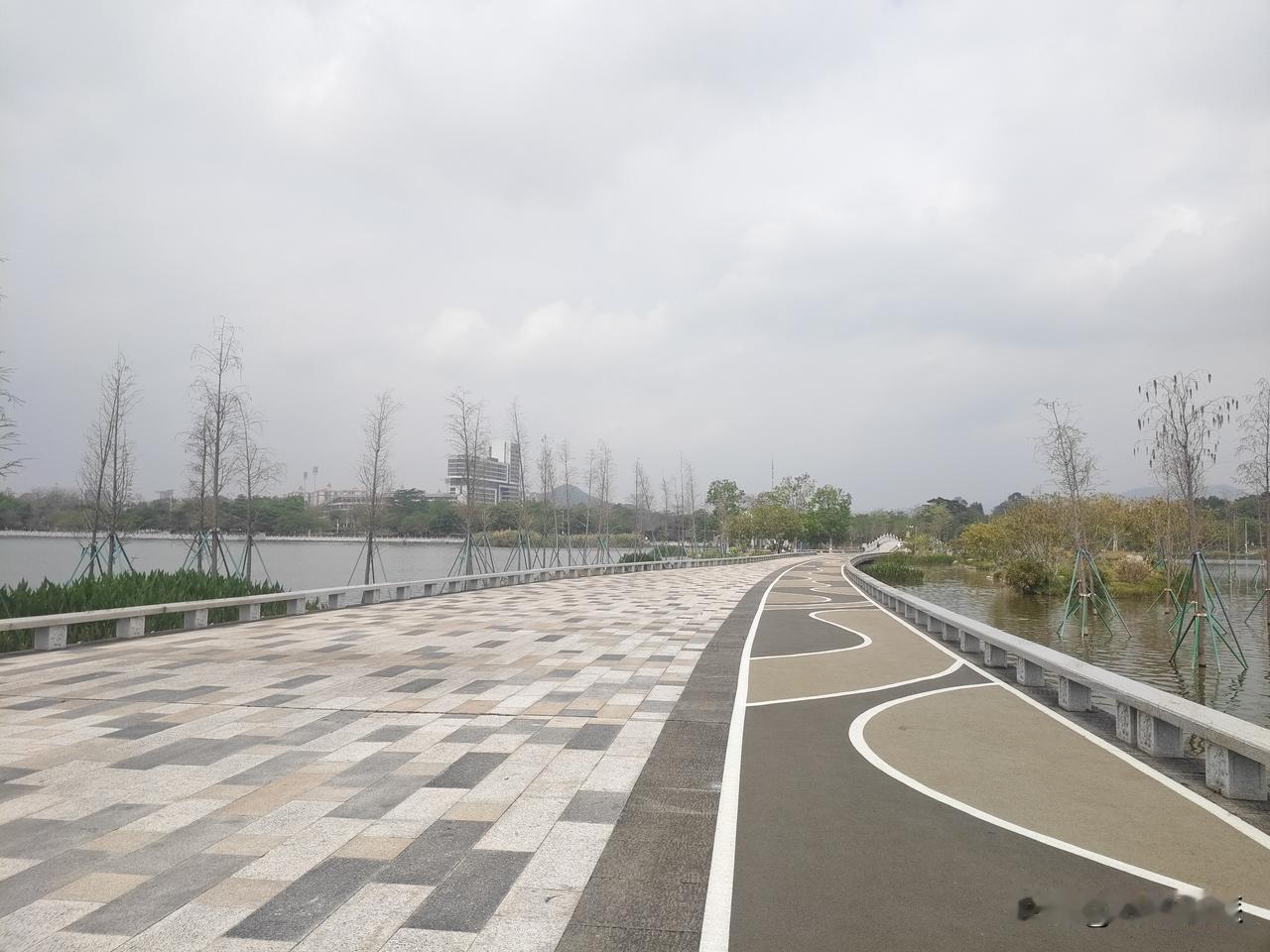 有很多适合带小朋友去玩，有泉湖公园，有沙子有水，还有乐园，非常适合小朋友玩，还有
